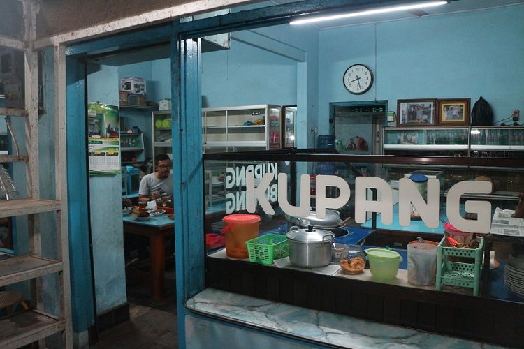 Warung Lontong Kupang Bu Ning di bilangan Pasar Keraton, Pasuruan, Jawa Timur, Selasa (5/6/2018). Lontong kupang merupakan salah satu makanan khas Pasuruan