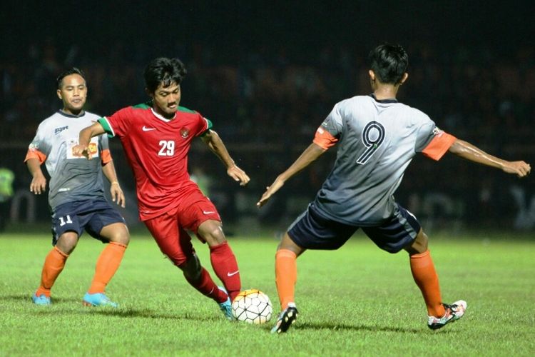 Uji coba timnas U-19 Indonesia melawan tuan rumah Persibo Bojonegoro digelar di Stadion Letjen Soedirman pada Sabtu (17/6/2017). 