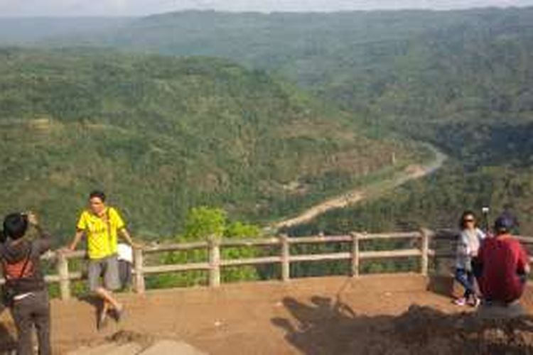 Puncak Mangunan berada di ketinggian 150 – 200 mdpl. Dengan ketinggian itu kelokan sungai, lembah, bukit, hampar hijau, jadi panorama yang puas dipandang. 