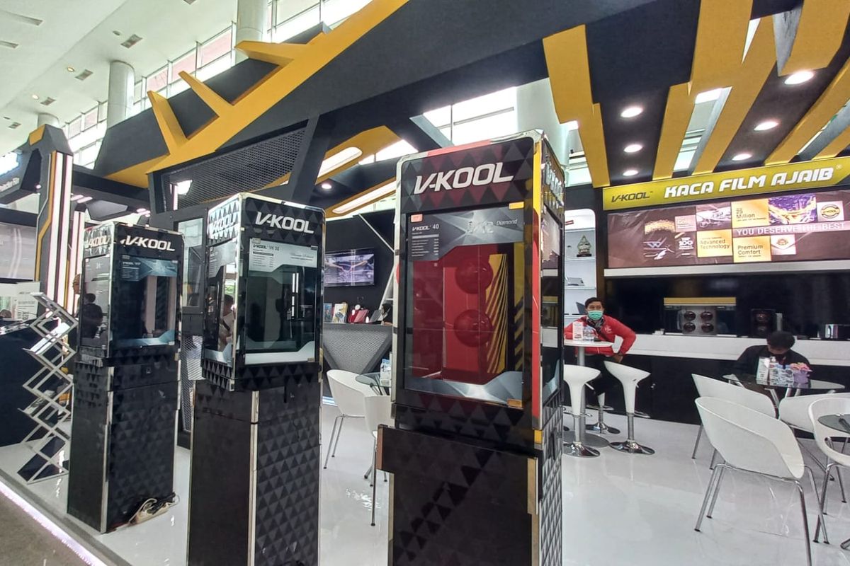 Booth kaca film V-Kool pada Indonesia International Motor Show (IIMS) 2023