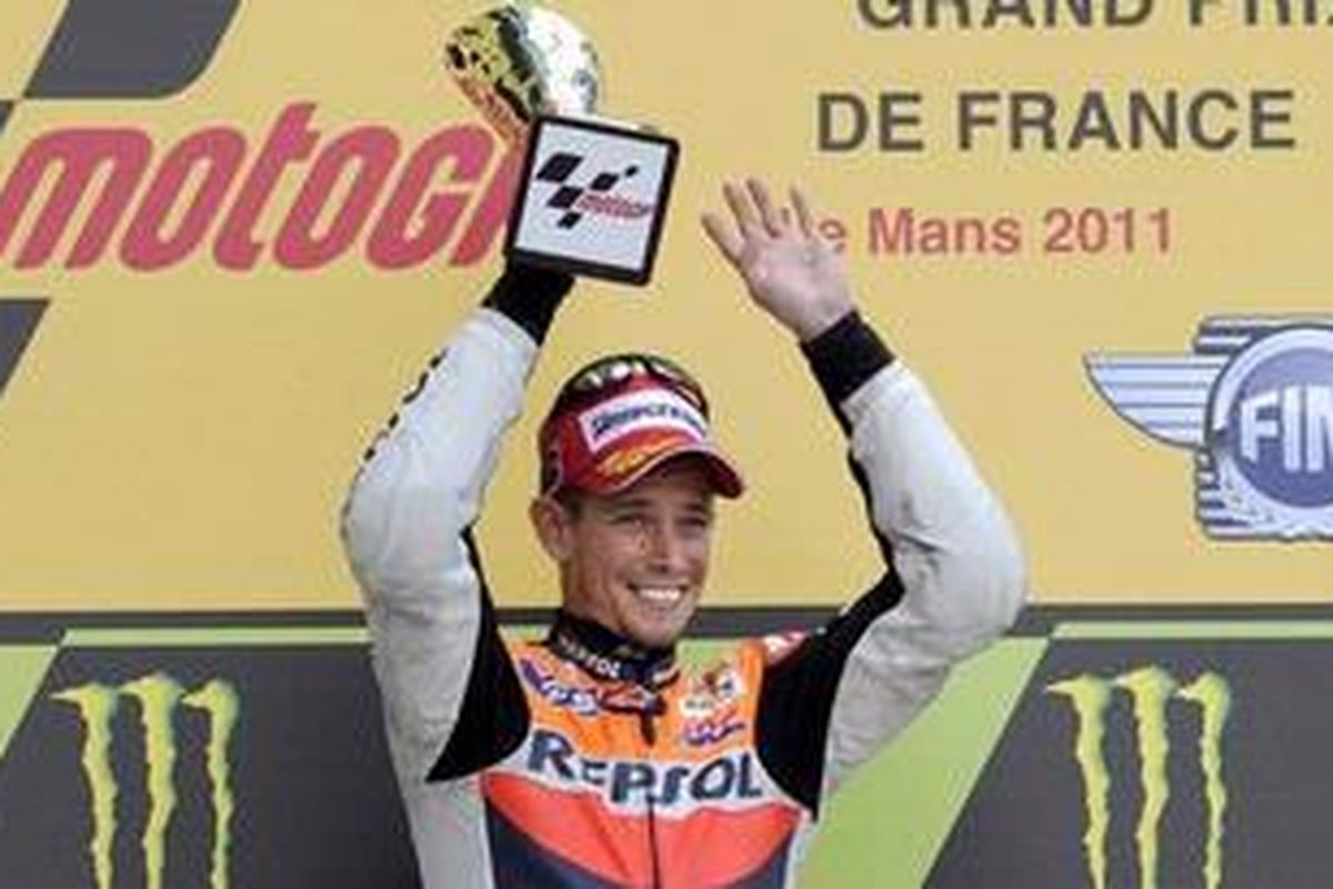 Pebalap Repsol Honda, Casey Stoner, merayakan kesuksesannya memenangi GP Perancis, Minggu (15/5/11).