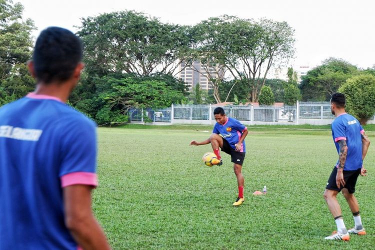 Evan Dimas berusaha mengontrol bola saat latihan bersama Selangor FA di Padang SUK pada Sabtu (3/2/2018).