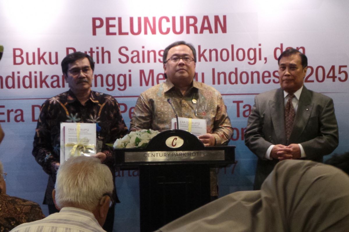 Ketua Akademi Ilmu Pengetahuan Indonesia (AIPI) Sangkot Marzuki memberikan dua buku rekomendasi pengembangan sains, teknologi, dan pendidikan tinggi Indonesia 2045 kepada Menteri Perencanaan Pembangunan Nasional atau Kepala Bappenas Bambang Brodjonegoro dan Dirjen Penguatan Riset dan Pengembangan Kemenristek-Dikti Muhammad Dimyati, di Hotel Atlet Century Park, Jakarta Pusat, Jumat (12/5/2017).