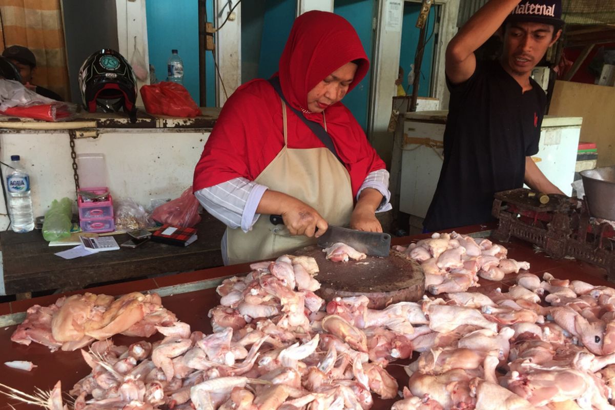 Sujini, salah satu pedagang ayam di Pasar Kemiri Muka, Beji, Rabu (19/12/2018).