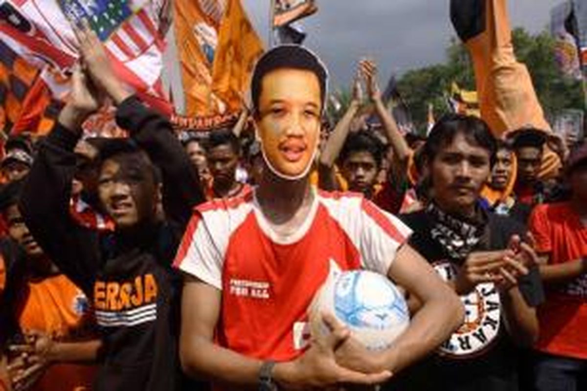 Para penggemar Persija yang dikenal dengan The Jakmania berunjuk rasa di depan Istana Merdeka, Jakarta, Selasa (5/5/2015). Mereka mendesak Presiden Jokowi untuk melanjutkan kompetisi QNB League musim ini.