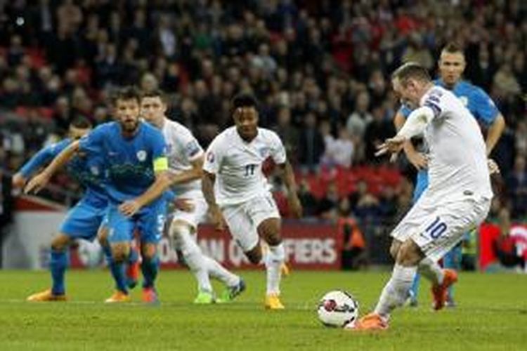 Penyerang Inggris Wayne Rooney melepaskan tembakan dari titik penalti yang berujung gol ke gawang Slovenia, pada lanjutan kualifikasi Piala Eropa 2016, di Wembley, London, Sabtu (15/11/2014). Laga itu berakhir 3-1 untuk tuan rumah.