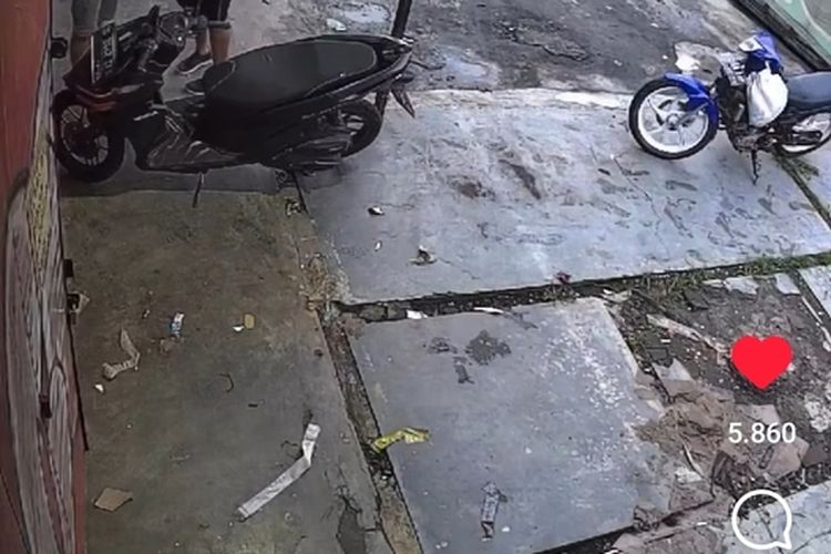 Anggota Polsek Soreang menangkap pelaku pemalakakn dengan menggunakan senjata tajam di Soreang, Kabupaten Bandung, Jawa Barat, aksi tersebut semlat terekam CCTV dan viral di sosial media, Minggu (16/3/2025)