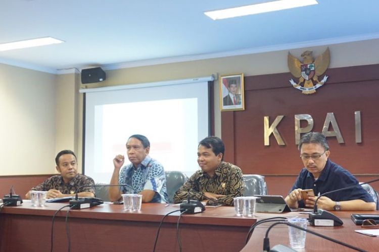 Komisioner KPAI Bidang Hak Sipil Jasra Putra, Ketua Komisi II Zainuddin Amali, Ketua KPAI Susanto, MA dan Ketua Tepi Indonesia Jerry Sumampow di gedung KPAI, Jakarta, Jumat (6/4/2018).  