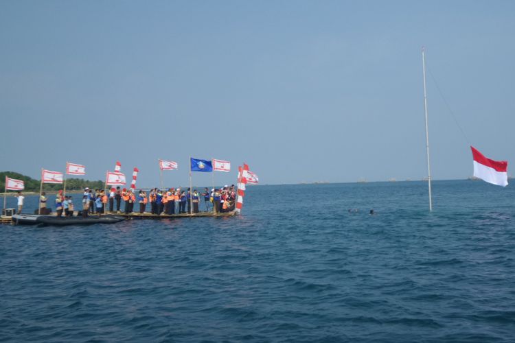 Para anggota Pramuka Sakabahari dari Provinsi Banten melakukan upacara pengibaran bendera merah-putih dari bawah laut, di kawasan wisata Tanjung Lesung, Pandeglang, Banten, Kamis (17/8/2017).