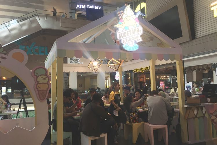 Gudetama in Dessertland, kafe Gudetama pertama di Indonesia, hasil kolaborasi Shirokuma dengan Sanrio di Mal Kota Kasablanka, Jakarta, Sabtu (17/11/2018). 