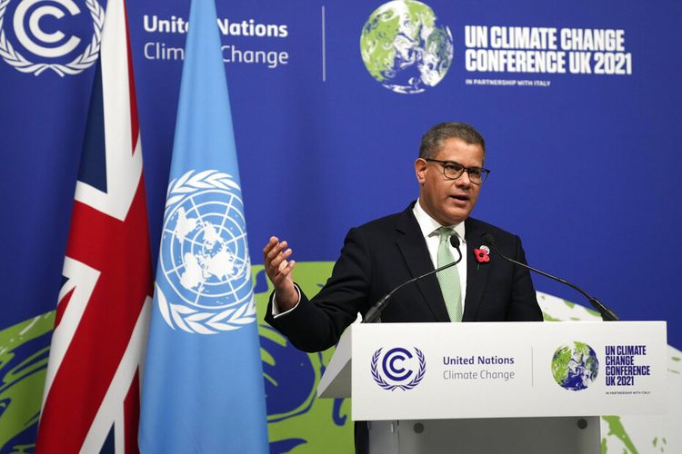 Presiden COP26 Alok Sharma memberi pernyataan dalam konferensi pers di akhir COP26 di Glasgow, Skotlandia, Sabtu (13/11/2021) Hampir 200 negara telah menerima kompromi iklim yang bertujuan untuk menjaga kenaikan suhu bumi, tetapi berisi perubahan pada menit terakhir tentang batu bara.