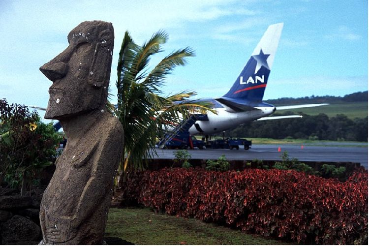 Bandara internasional Mataveri, Pulau Paskah, Chile.
