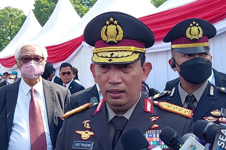 Kapolri Jenderal Listyo Sigit Prabowo saat diwawancarai wartawan di Monumen Pancasila Sakti, Jakarta, Sabtu (1/10/2022).