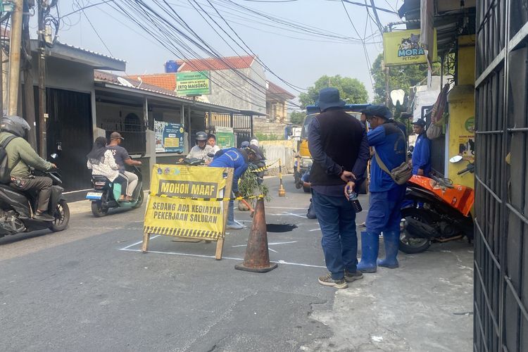 Jalan Assirot di Kebayoran Lama Jaksel Ambles, Diduga akibat Besi Gorong-gorong Keropos