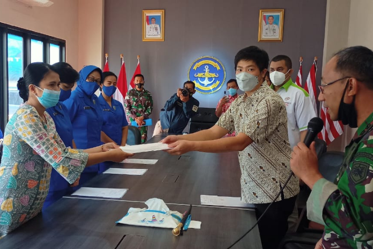 Perwakilan Sido Muncul Surabaya Reivo Aditya Hidayat memberikan bantuan kepada ahli waris awak kapal selam KRI Nanggala 402 di Gedung Bramasta, Surabaya.