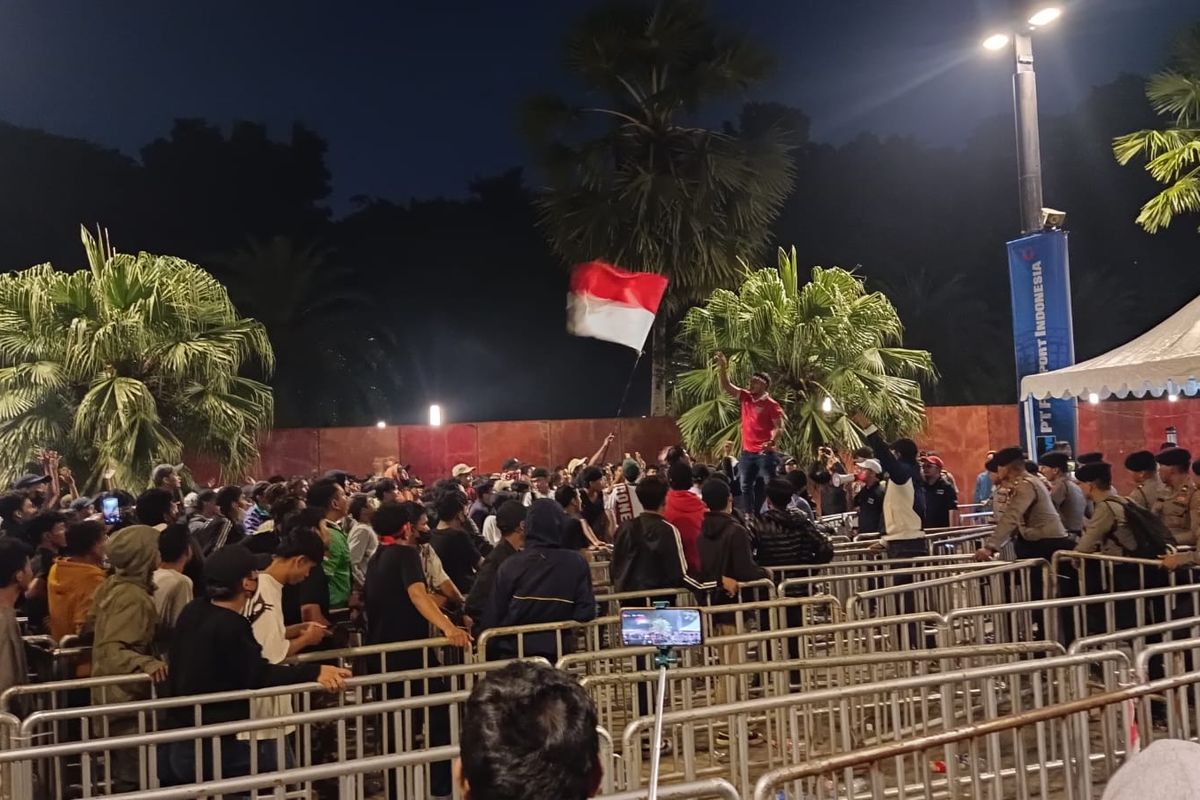 Aksi supporter yang kecewa tak bisa masuk ke dalam stadion, saat laga Indonesia vs Argentina di SUGBK, Senayan, Jakarta Pusat, Senin (19/6/2023).