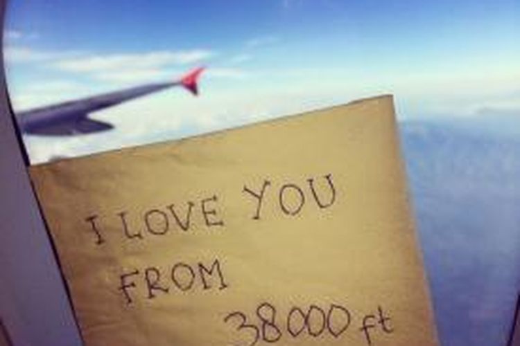 Pramugari AirAsia QZ8501Khairunnisa Haidar Fauzi sempat mengirimkan salam cinta dari ketinggian 38.000 kaki di atas permukaan laut.