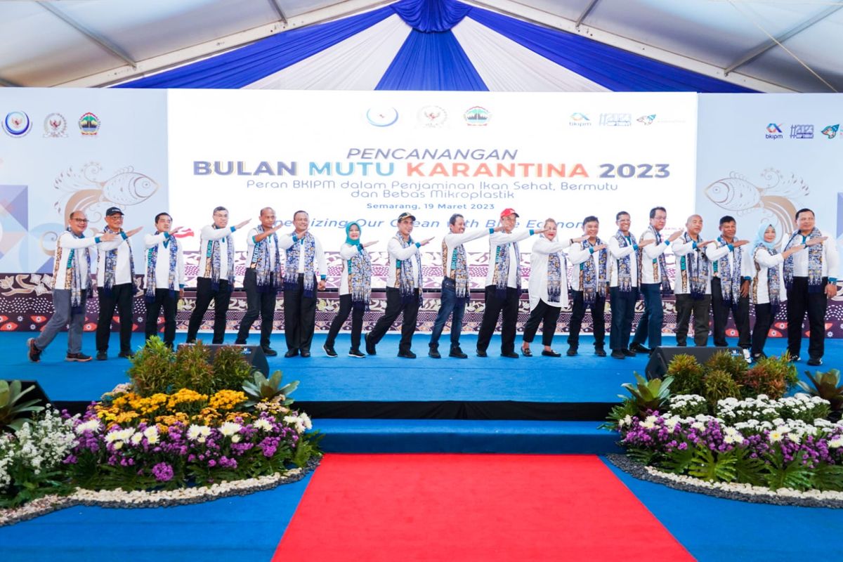 Menteri Kelautan dan Perikanan Sakti Wahyu Trenggono menghadiri acara Puncak Pencanangan Bulan Mutu Karantina (BMK) 2023 di Gedung Gradhika Bhakti Praja. Dalam kesempatan tersebut, di hadapan 47 Kepala UPT BKIPM seluruh Indonesia, Menteri Trenggono menyampaikan bahwa
komitmen terhadap mutu produk perikanan harus dilakukan dari produksi hingga sampai ke tangan konsumen.
