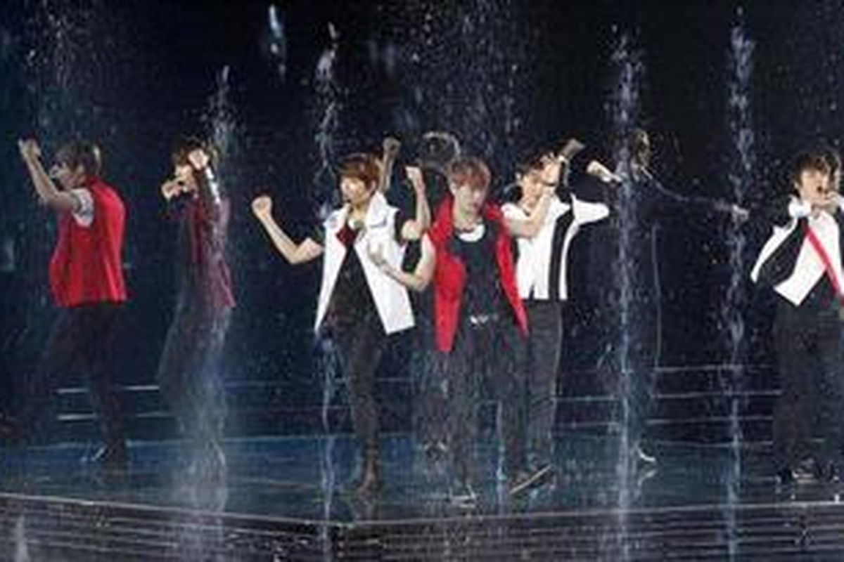Aksi boyband Super Junior atau Suju dalam konser bertajuk Supershow 4 Super Junior World Tour di Mata Elang International Stadium, Ancol, Jakarta Utara, Sabtu (28/4/2012). Boyband asal Korea Selatan ini menghibur penggemarnya di Indonesia selama tiga hari berturut-turut dari 27-29 April 2012.