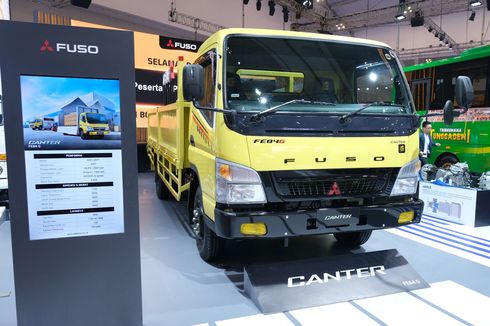 KTB Serahkan Unit Perdana Fuso Canter Edisi 60 Tahun ke Konsumen