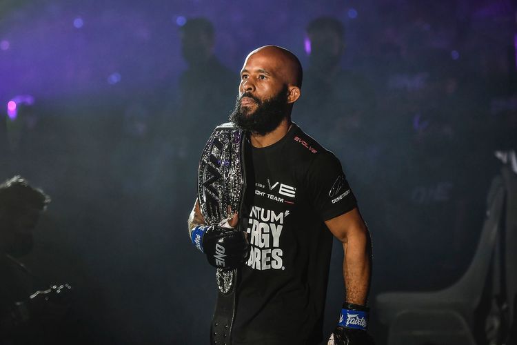 Demetrious Johnson dengan sabuk juara turnamen ONE Flyweight World Grand Prix.