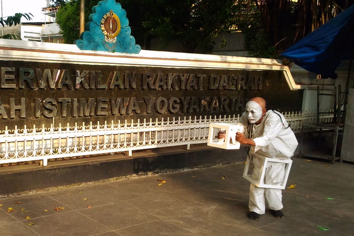 Jemek Supardi, senimal Yogyakarta mementaskan pantomim  di depan gedung DPRD DI Yogyakarta, Jalan Malioboro, Kota Yogyakarta, Kamis (1/6/2017) sore. 