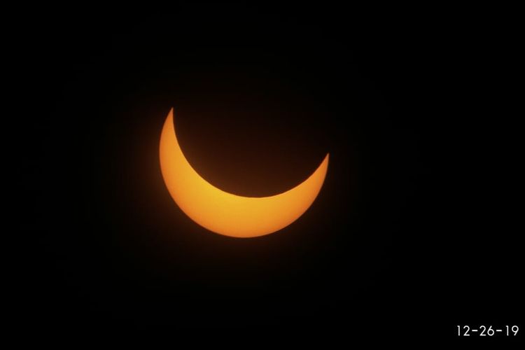 Foto 2- Penampakan puncak gerhana matahari parsial di Kota Semarang pukul 12.48 WIB melalui teleskop, Kamis (26/12/2019 