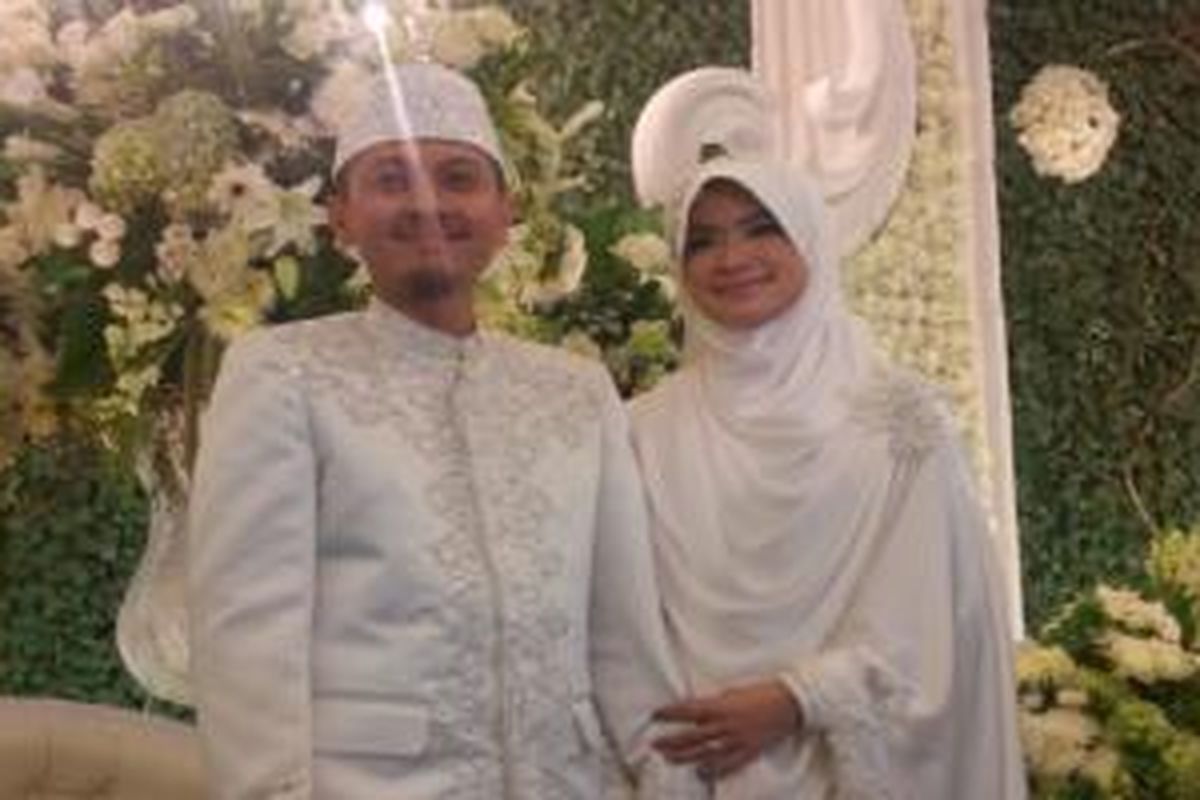 Alzipco dan Yulia Rachman sah menjadi suami-istri setelah melangsungkan akad nikah di Novotel, Bogor, Jawa Barat, Sabtu (18/4/2015).