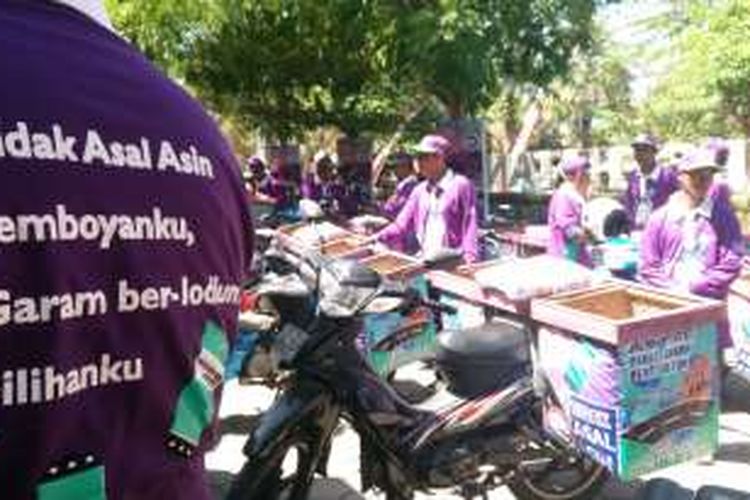 Puluhan pengumpul barang rongsokan di Banyuwangi menjadi ujung tombak kampanye penggunaan garam ber iodium sedang berkumpul di Kantor Dinas Kesehatan Banyuwangi Kamis (25/8/2016)