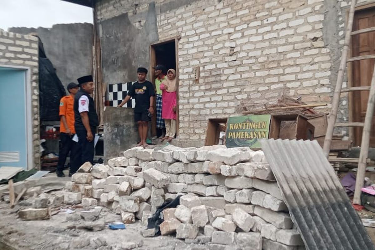 Dapur warga Desa Dasuk Kec. Pademawu yang ambruk saat gemba 6,0 Sumenep juga guncang Pamekasan, Selasa malam (30/9/2025) lalu.