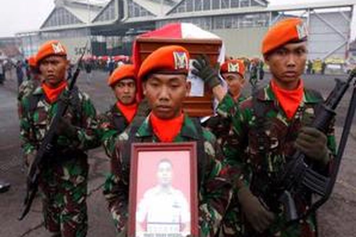 Anggota TNI mengusung jenazah korban musibah jatuhnya pesawat Fokker 27 di Hanggar Satuan Pemeliharaan 11 Pangkalan TNI Angkatan Udara Husein Sastranegara, Bandung, Jawa Barat, Selasa (7/4).