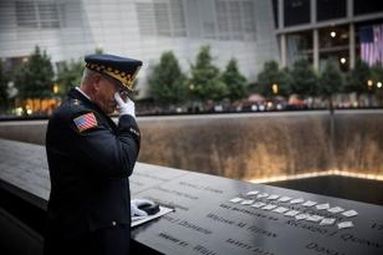 Sam Pulia, wali kota dan mantan polisi di Weserchester, Illinois, AS, mendoakan mendiang sepupunya, petugas pemadam kebakaran New York Thomas Anthony Casoria, yang tewas di menara selatan World Trade Center yang ambruk akibat serangan teroris 11 September 2001.