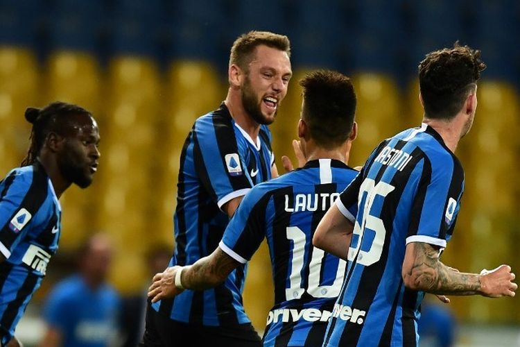 Bek Inter Milan asal Belanda Stefan de Vrij (2ndL) merayakan setelah mencetak gol selama pertandingan sepak bola Serie A Italia Parma vs Inter bermain pada 28 Juni 2020 di belakang pintu tertutup di stadion Ennio-Tardini di Parma, karena negara itu memudahkan pengunciannya yang bertujuan untuk mengekang penyebaran infeksi COVID-19, yang disebabkan oleh virus corona baru.