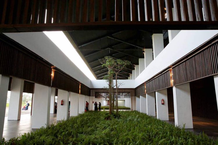 Taman tanaman hijau dihadirkan di dalam terminal Bandara Banyuwangi untuk menjaga suhu ruangan.