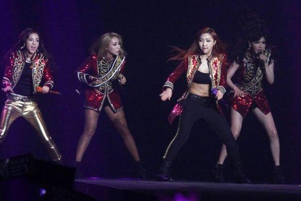 Girlband dari Korea Selatan 2NE1 menggelar konser All or Nothing di Mata Elang International Stadium (MEIS), Taman Impian Jaya Ancol, Jakarta Utara, Minggu (8/6/2014) malam. 