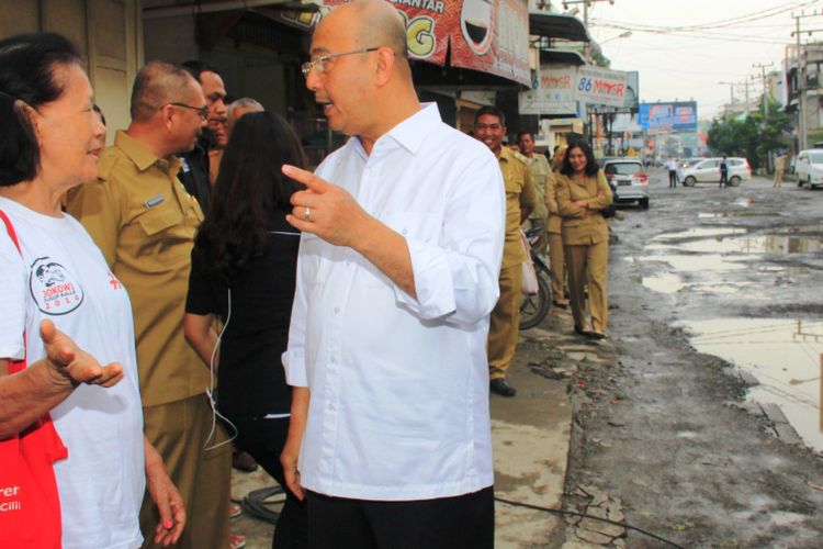 Wali Kota Medan Dzulmi Eldin berbincang dengan warga saat meninjau Jalan Sutomo Medan, Minggu (22/102017) 