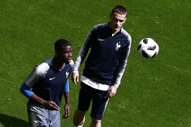 Pemain Perancis, Paul Pogba dan Antoine Griezmann, berlatih di Kazan Arena jelang laga versus Australia, 15 Juni 2018. 