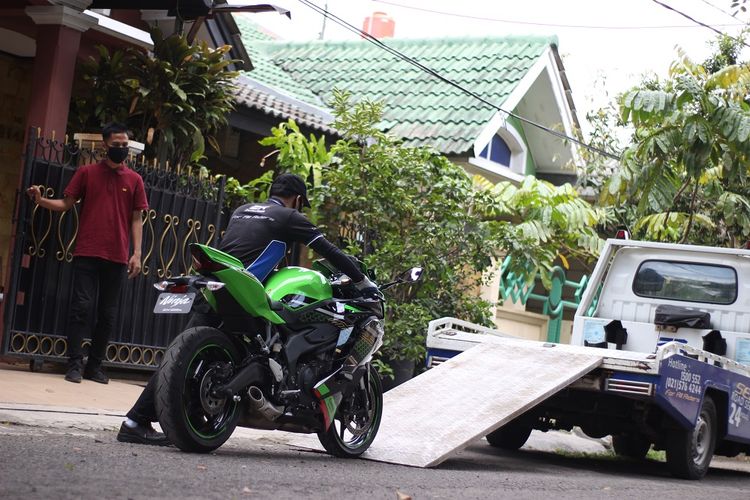 Ilustrasi layanan towing motor dari ZuttoRide