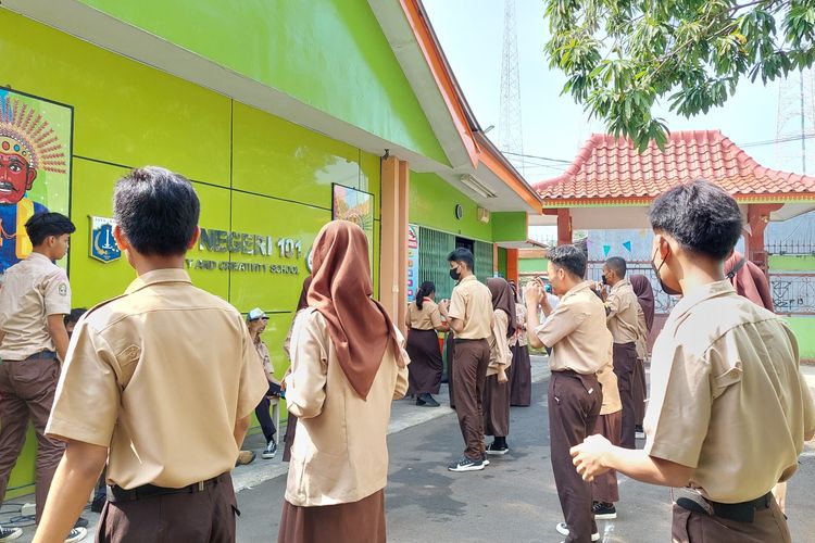 Sejumlah siswa dan siswi SMA N 101 Jakarta tengah melakukan kegiatan belajar mengajar di luar kelas, Rabu (12/10/2022).