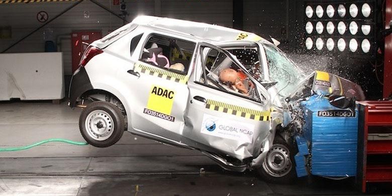 Datsun GO sedang diuji tabrak oleh ASEAN NCAP