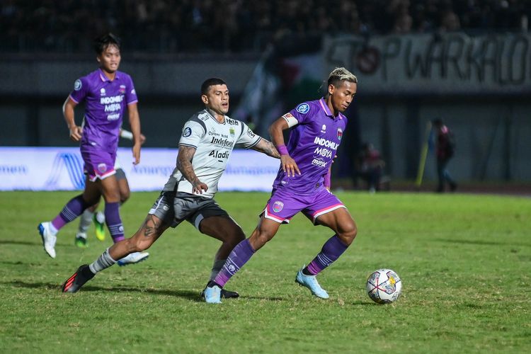 Muhammad Toha full back Persita Tangerang (ungu) menguasai bola dibayangi pemain Persib Bandug Ciro Alves pada pertandingan pekan ke-33 Liga 1 2022-2023 di Indomilk Arena, Minggu (9/4/2023) malam. Terkini, Persita kalah 0-1 dari Bhayangkara FC pada laga pekan keenam, Kamis (3/8/2023).