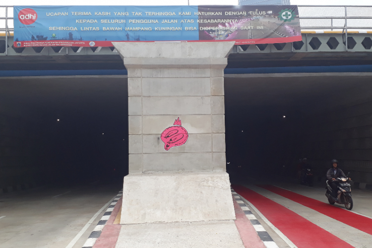 Underpass Mampang-Kuningan dipasangi stiker bergambar wajah kartun oleh tangan jahil orang yang tidak bertanggung jawab. Foto diambil Kamis (17/5/2018).