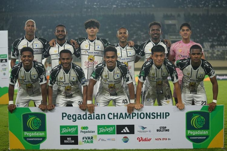 Pemain Persipura Jayapura berpose jelang laga Championship 2025-2026 melawan Persiku Kudus. Persipura meraih kemenangan tipis 1-0 atas Persiku Kudus dalam laga lanjutan Liga 2 Championship 2025-2026 di Stadion Lukas Enembe, Sentani, Kabupaten Jayapura, Papua, Jumat (7/11/2025).
