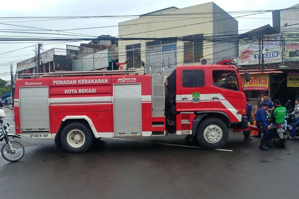 Ruas Jalan Veteran yang menuju ke Masjid Agung Al Barkah ditutup menggunakan sebuah mobil pemadam kebakaran, Jumat (25/1/2019). Penutupan dilakukan karena Presiden Jokowi shalat Jumat di Masjid Al Barkah.