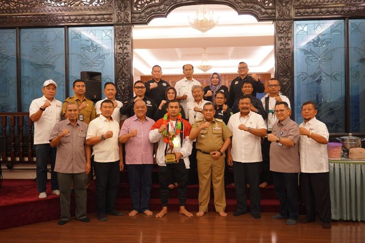 Pelaksana Tugas (Plt) Gubernur Riau (Gubri) Edy Natar Nasution saat menyambut atlet binaragawan Diding Grimon, Senin (13/11/2023).
