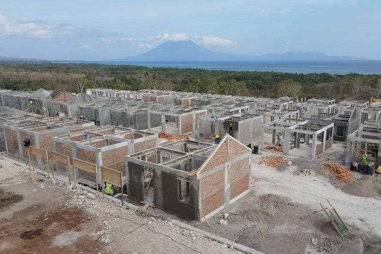 Proses pembangunan hunian tetap bagi korban bencana Siklon Tropis Seroja di NTT. 