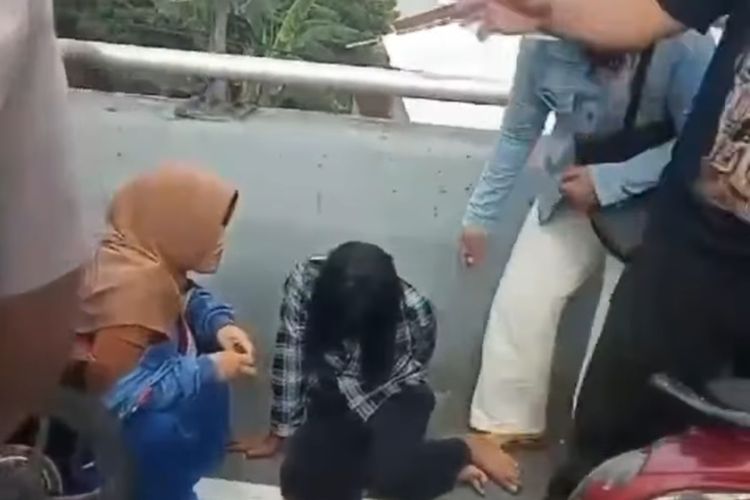Viral, Video Warga Selamatkan Wanita yang Hendak Melompat dari Jembatan Merah Putih