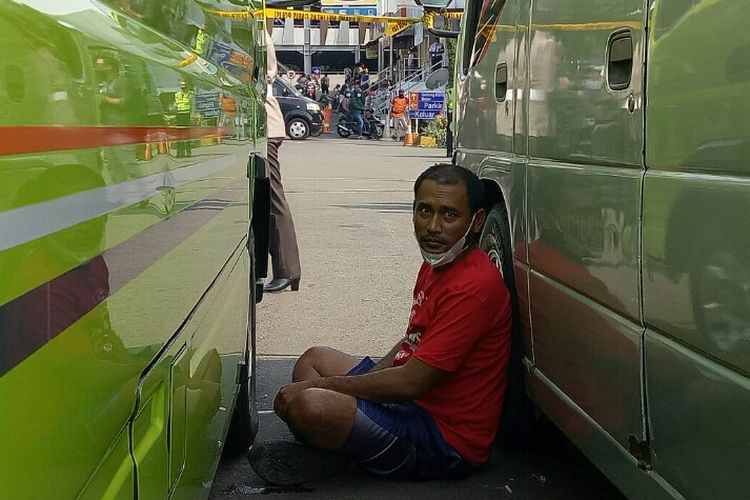 Sugeng, sopir travel gelap yang ditindak polisi karena kendaraan tak memiliki izin trayek. Penindakan yang dilakukan polisi juga seiring aturan larangan mudik Lebaran 2021. Kini, Sugeng beserta kendaraanya dibawa ke Polda Metro Jaya, Kamis (29/4/2021) malam.