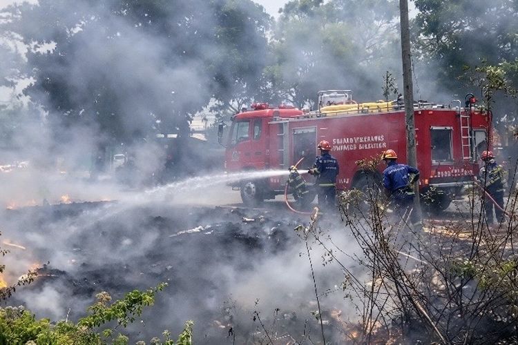 TPS Balongan Terbakar, Asap Tebal Selimuti Pemukiman Warga hingga Jalan di Indramayu