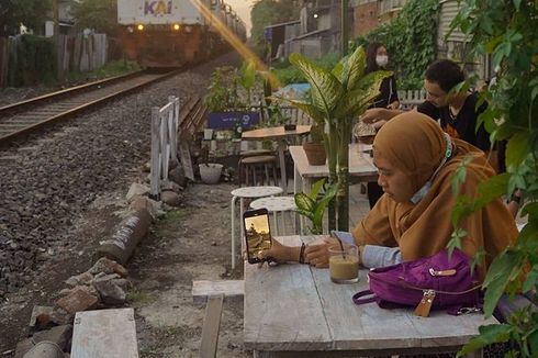 Kafe di Malang Dekat Rel Kereta Api, Bagaimana Keamanannya? 